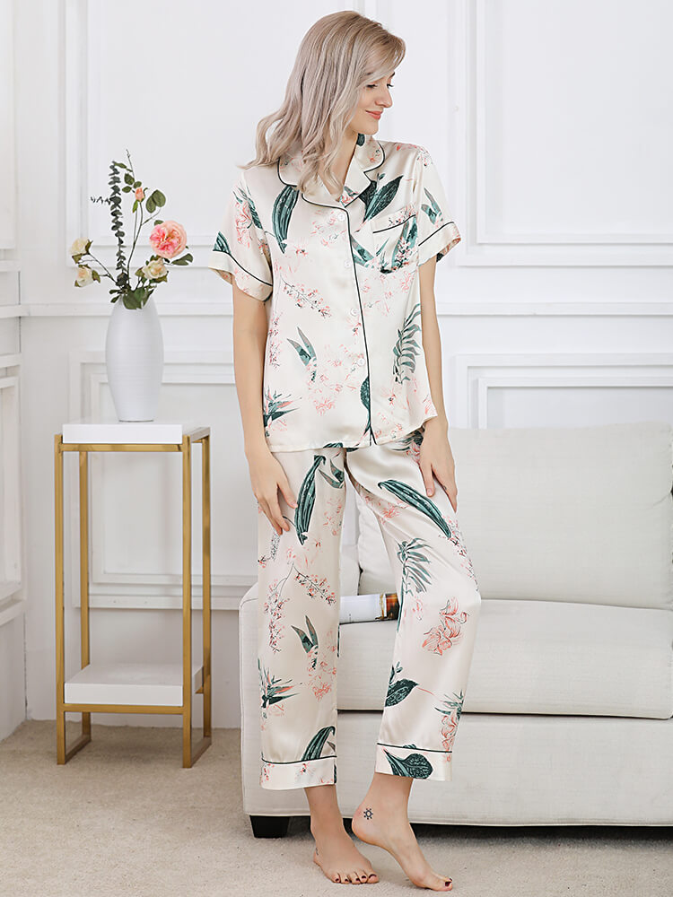 (image for) Leaves Printed Short-Sleeved White Silk Pajama Set with Trimming